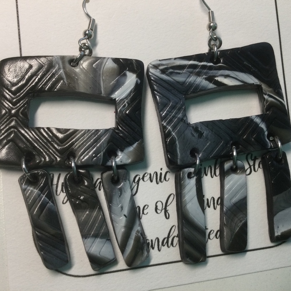 💋 Handcrafted Clay Earrings - Picture 3 of 5